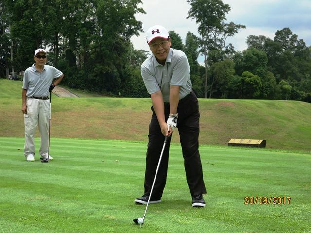 Representative Francis Liang at the ceremonial tee-off of the ROC 106th Double Tenth Golf Tournament.
