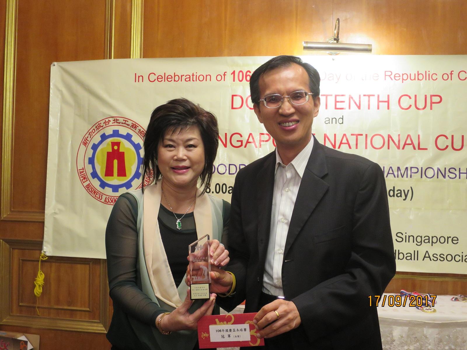 Deputy Representative Steven Tai presenting the trophy and prize to the champion in the women's individual category.