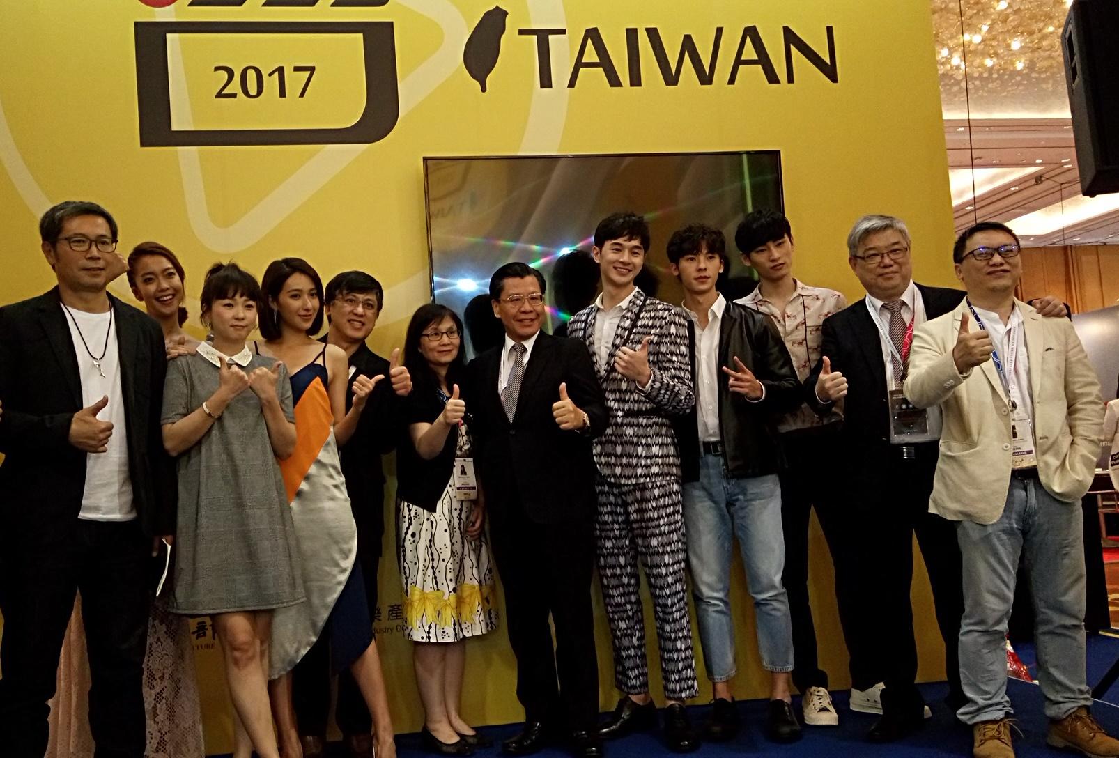 Representative Francis Kuo-Hsin Liang (sixth from right) with Ms. Chen Su-Man (sixth from left), Director, Broadcasting Affairs Division of the ROC Bureau of Audiovisual and Music Industry Development, and participants at the Asia TV Forum and Market.