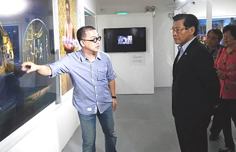 Representative Francis Liang briefed by Taiwanese photographer Chou Ching-Hui. (27 January 2018)