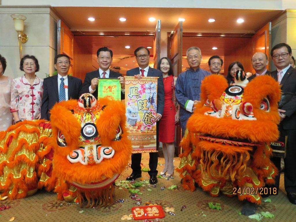 Representative Francis Liang (third from left) with Mr. and Mrs. Shih Chih Lung(fourth and fifth respectively from left) and other guests greeted by a pair of lion dancers.