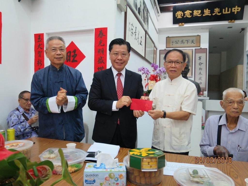 Mr. Heman Chen, commissioner of the Overseas Community Affairs Council, witnesses the presentation of a grant check from the Overseas Community Affairs Council by Representative Liang (second to left) to Mr. Cham Seng Yin (second to right), President of the United Chinese Library.