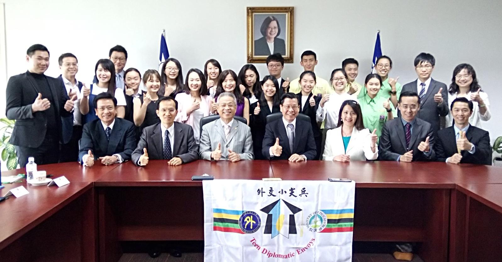 Representative Francis Liang (first row, center) hosted the 16th R.O.C Delegation of Teen Diplomatic Envoys meeting with Taiwan compatriots and members of the Taipei Business Association in Singapore. (8 February 2018)