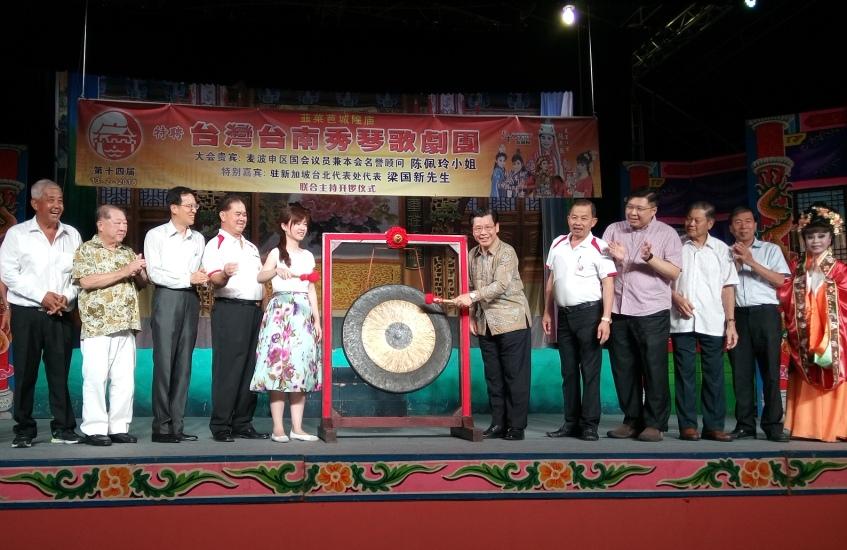 Representative Francis Kuo-Hsin Liang (center) and Singapore Member of Parliament Tin Pei Ling (fifth from left) striking the gong at the opening ceremony of the Lorong Koo Chye Sheng Hong Temple Association’s Spring Festival celebrations. (13 February 2018)
