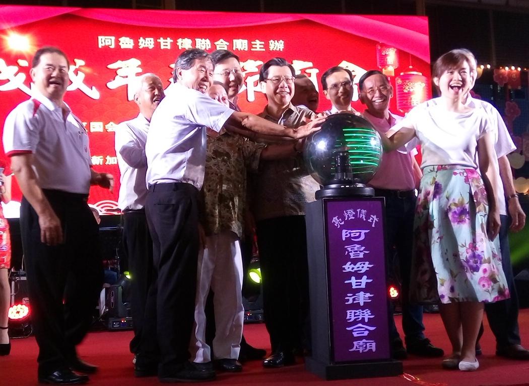Representative Francis Kuo-Hsin Liang (center) Deputy Representative Steven Tai (fourth from right) and Singapore Member of Parliament Tin Pei Ling (second from right), at the Lorong Koo Chye Sheng Hong Temple Association’s Spring Festival (Lunar New Year) light-up cum temple fair. (13 February 2018)