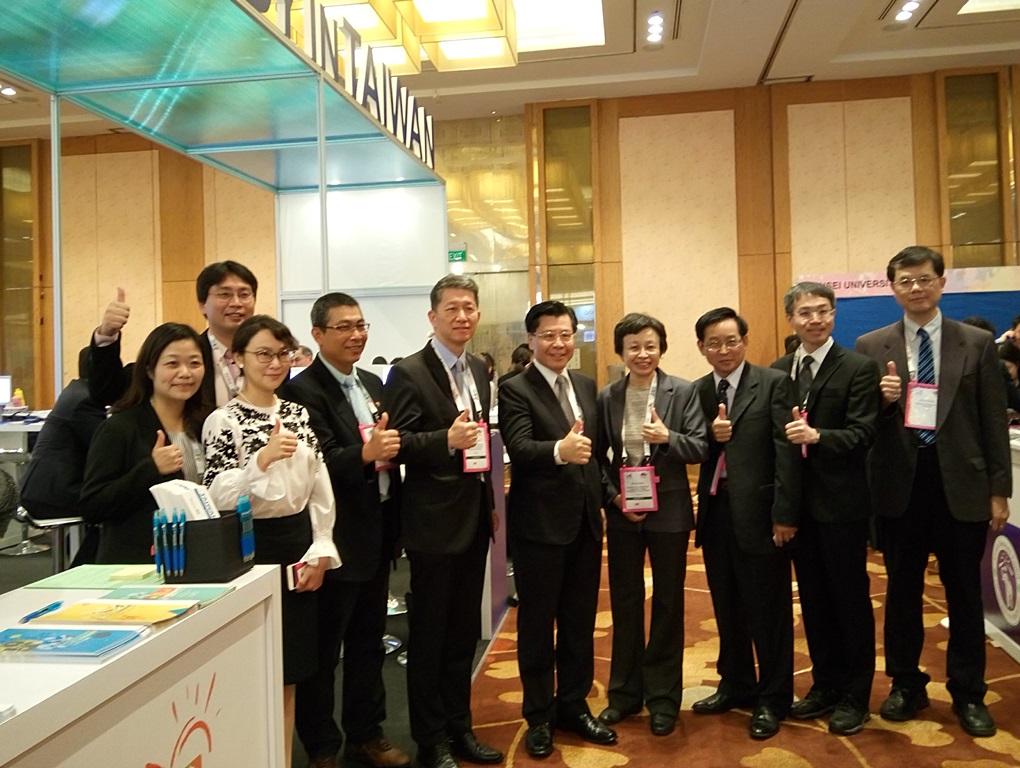 Representative Francis Kuo-Hsin Liang (fifth from right) meets with  Mr. Andy Cheu-An Bi (fifth from left), Director General of the Department of International and Cross-strait Education, Ministry of Education and other Taiwan delegates taking part in the 2018 APAIE Conference and Exhibition. (2018-03-26)