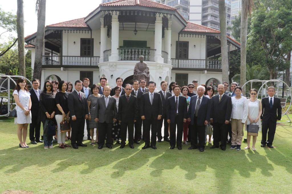 Group photo of Representative Francis Liang (front, seventh from right), and other attendees at the memorial service to commemorate Dr. Sun Yat-sen’s 93rd death anniversary.