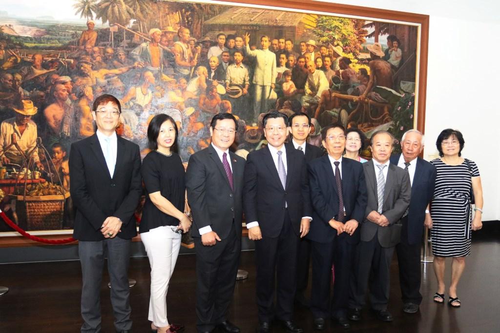 Representative Liang and personalities from the Taiwanese community in Singapore pose for a photo in front of an exhibit at Wan Qing Yuan.