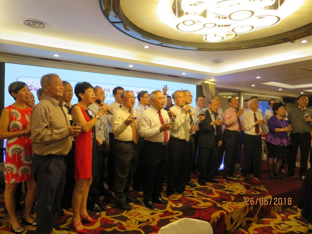 Mr. Lee Chye Hong leads the executive members of the Koh Leng Association to propose a toast to all the guests.