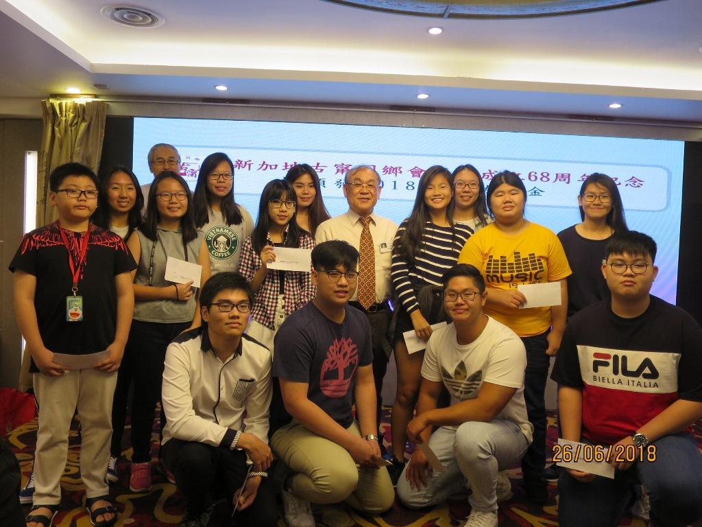 Mr. Lee Siak Yeng, director of Koh Leng Association`s Education Section, poses with the 2018 bursary recipients.