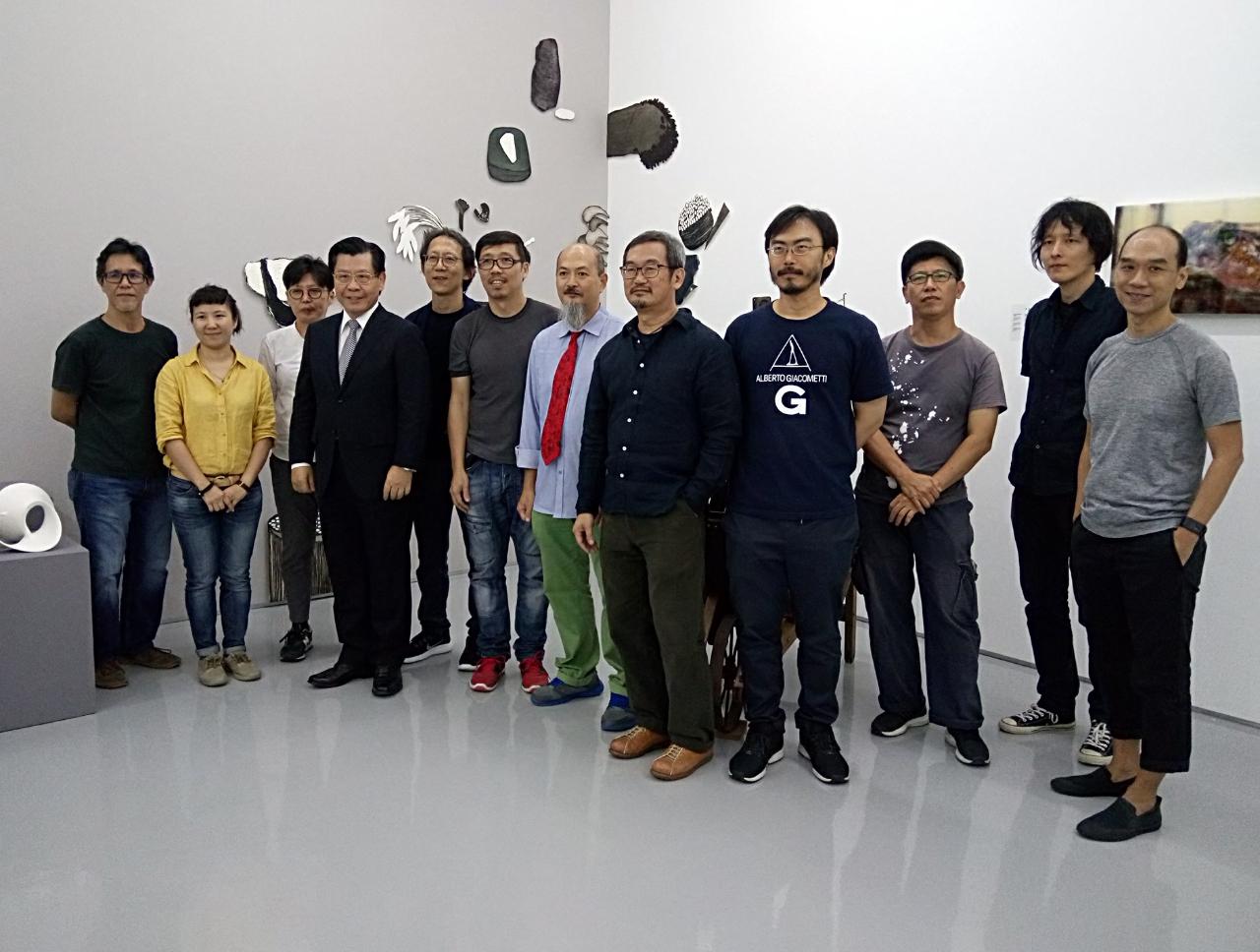 Representative Francis Liang (fourth from left) in a group photo with participating artists of the “Motionless Boundary: Singapore-Taiwan Art Exchange Exhibition”. (7th July 2018)