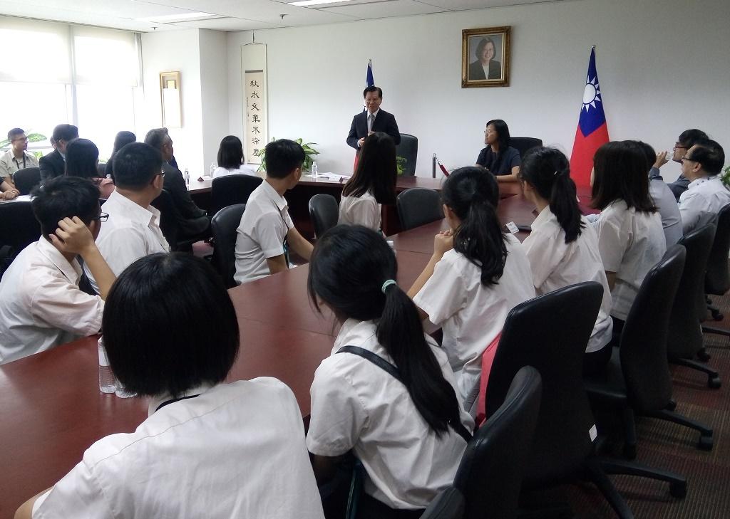 Representative Francis Liang briefing the delegates of the 35th R.O.C. - Singapore Student Exchange Program. (2018/07/12)