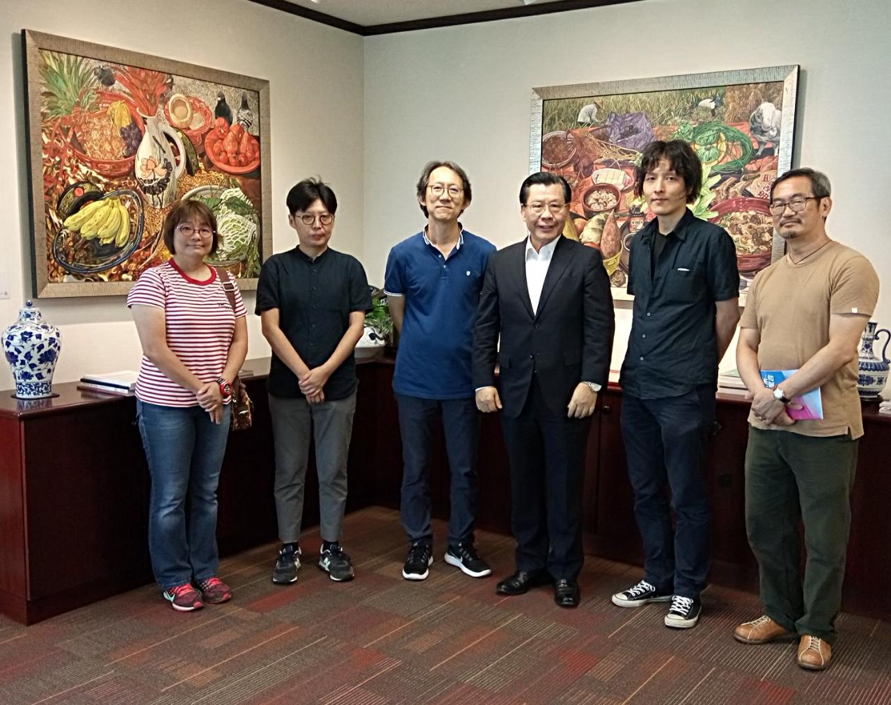 Representative Francis Liang with Mr. Boo Sze Yang (third from left), the exhibition curator of the “Motionless Boundary: Singapore-Taiwan Art Exchange Exhibition”, and other participating artists at the “Future Allegories” exhibition at the Taipei Representative Office in Singapore. (9th July 2018)
