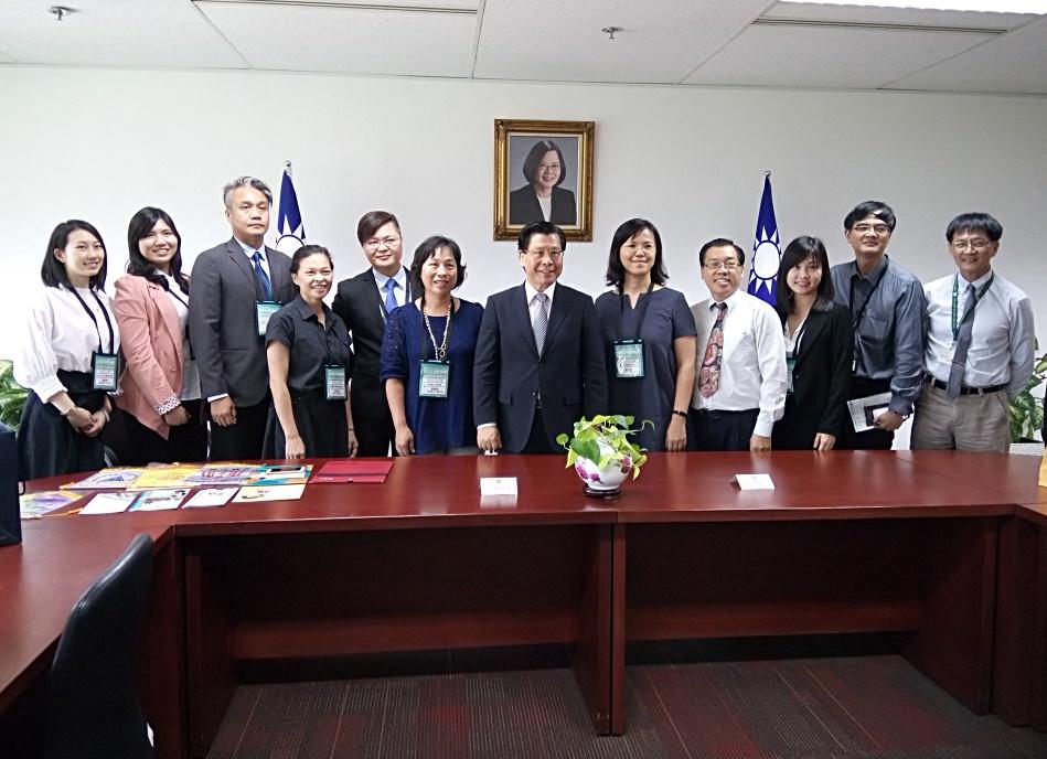 Group photo of Representative Francis Liang (sixth from right) with the visiting teachers of the 35th R.O.C. - Singapore Student Exchange Program. (2018/07/12)