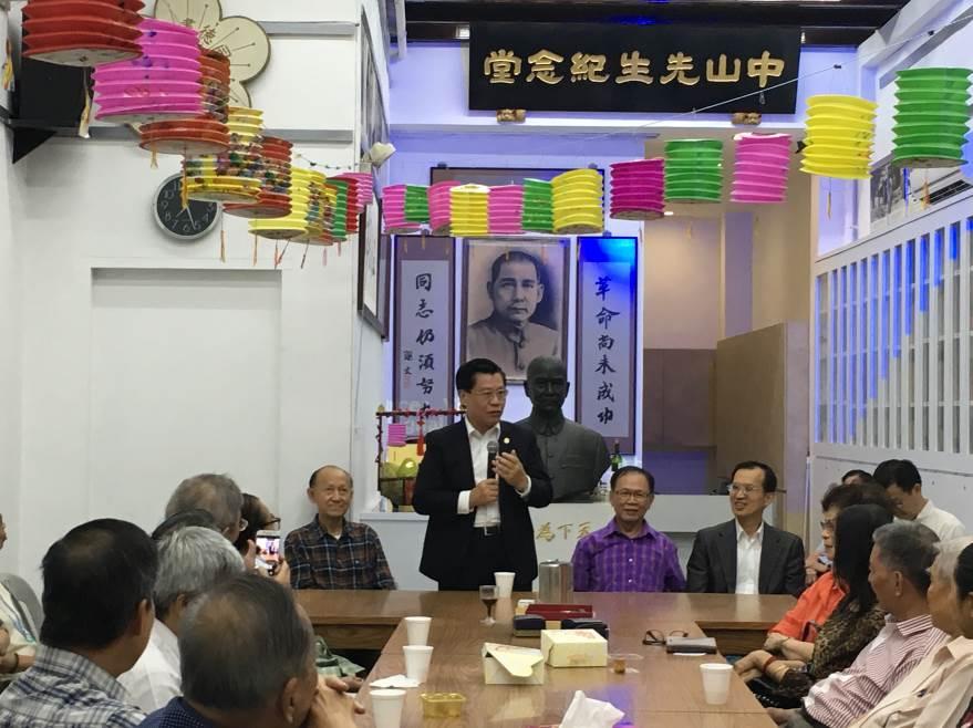 Representative Francis Liang (standing) giving his address at the Mid-Autumn Festival celebration. (2018/09/25)