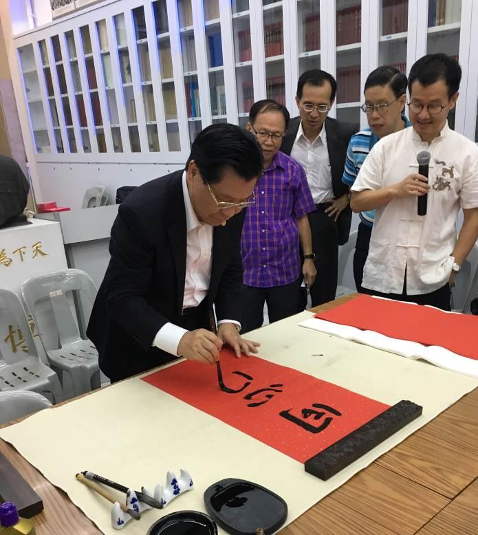 Representative Francis Liang takes first turn to display his calligraphic skills.(2018/09/25)