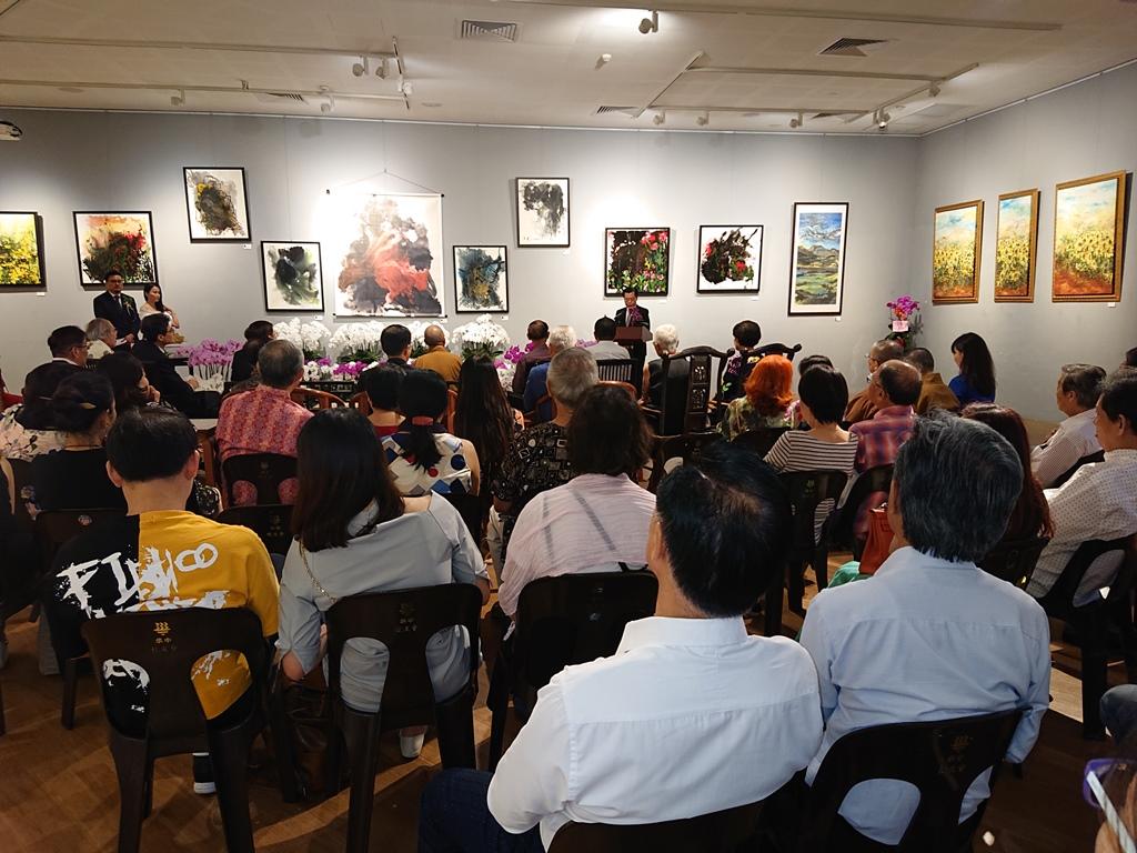 Representative Francis Liang giving an address at the “Flowers in Bloom, Butterflies Cometh” art exhibition. (2018/09/19)
