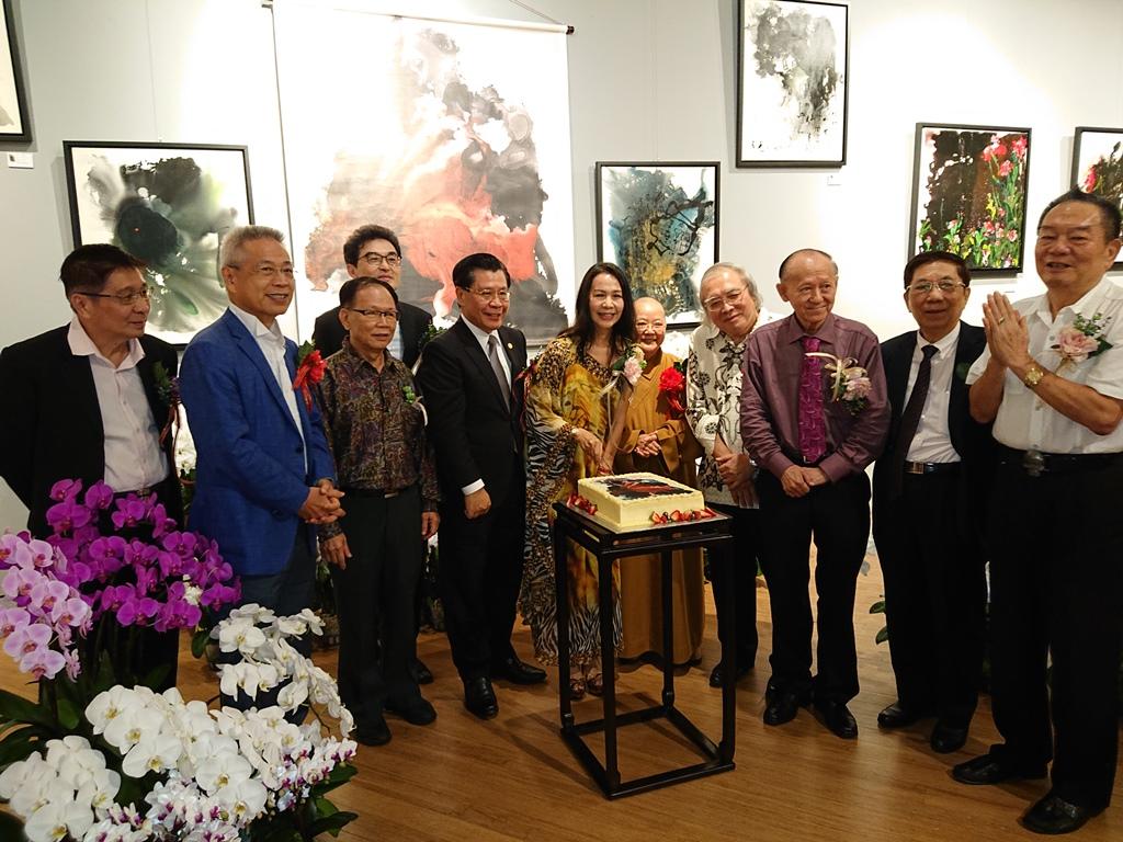 Representative Francis Liang (fourth from left) and Ms. Christina Chen (center) cutting a cake to mark the opening of the art exhibition. (2018/09/19)