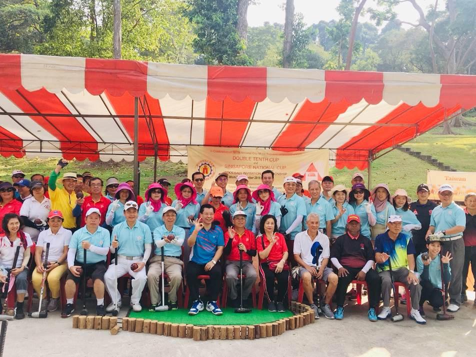 A group photo of Representative Francis Liang (front, sixth from left) with the participants of the ROC 107th Double Tenth Woodball Invitation Championship. (2018/09/2018)