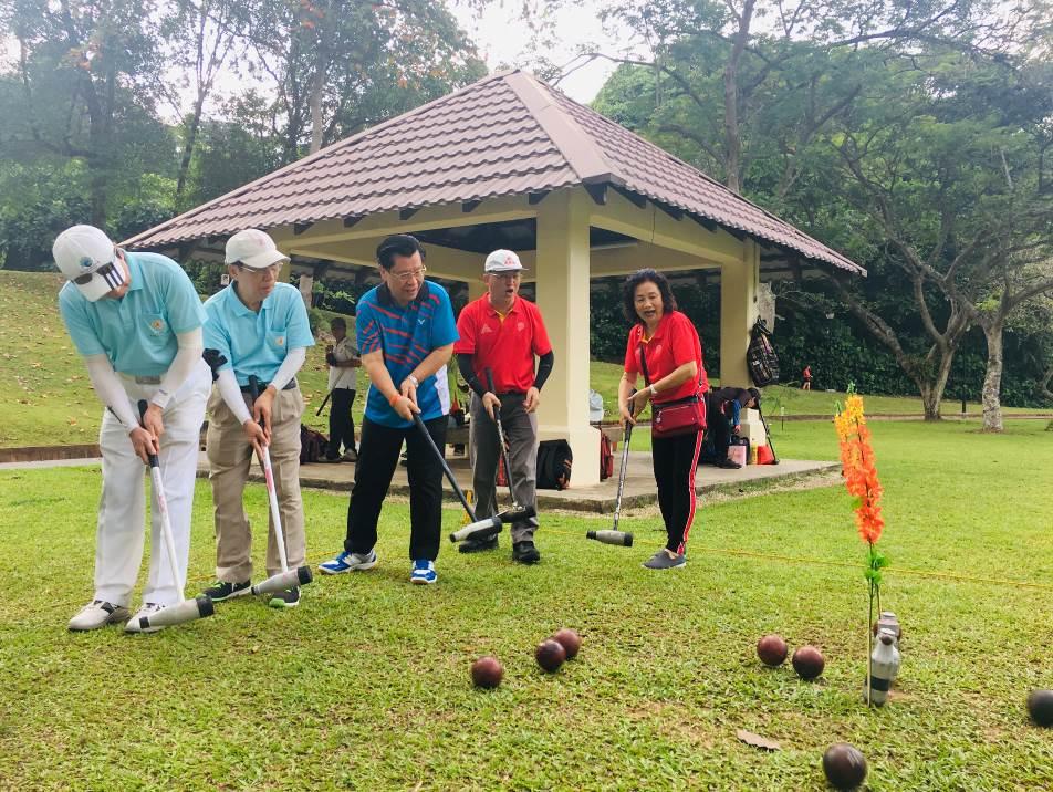 Representative Francis Liang (center) tees off with other VIPs at the ROC 107th Double Tenth Woodball Championship. (2018/09/30)