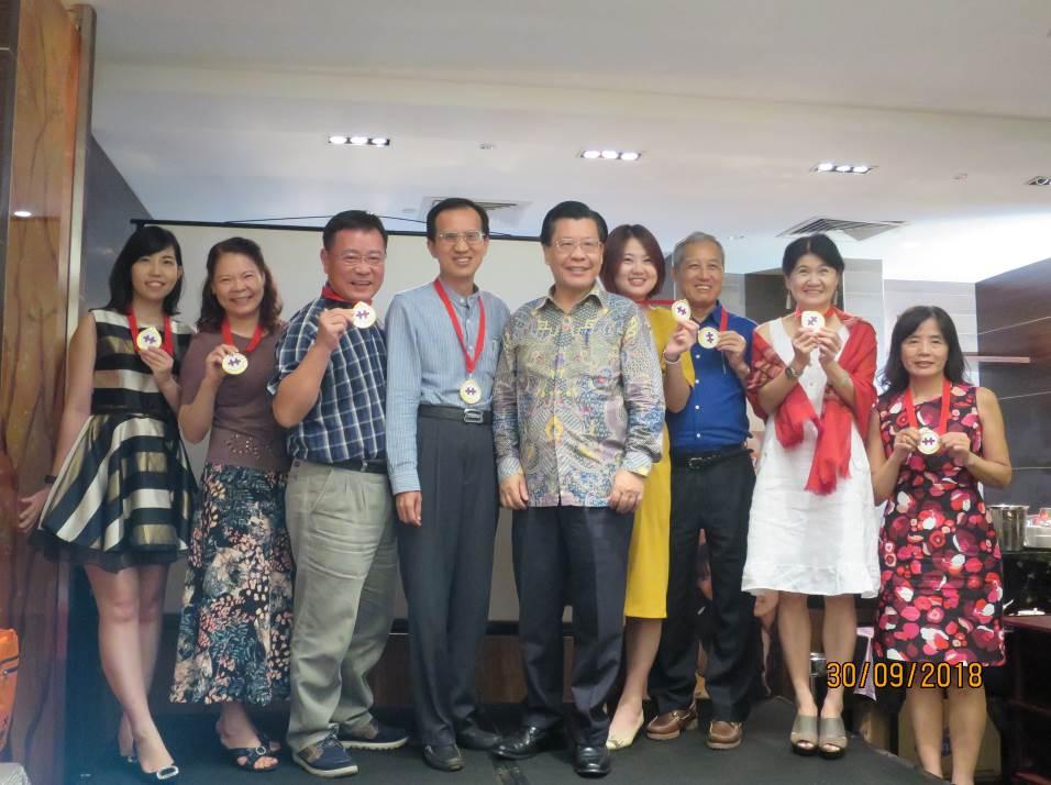 Representative Francis Liang (fifth from left) and Deputy Representative Steven Tai (forth from left) with the medal winners of the Woodball Championship. (2018/09/30)