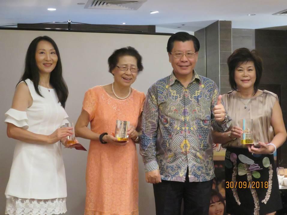 Representative Francis Liang (second from right) with the top three winners in the women's category of the Woodball Championship. (2018/09/30)