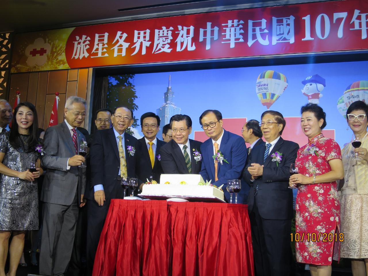 Representative Francis Liang (fifth from left) and VIPs onstage for the cake-cutting during the dinner reception to celebrate the ROC 107th Double Tenth National Day.