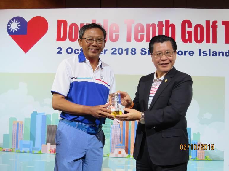 Representative Francis Liang (right) presenting the trophy to the Men’s champion.