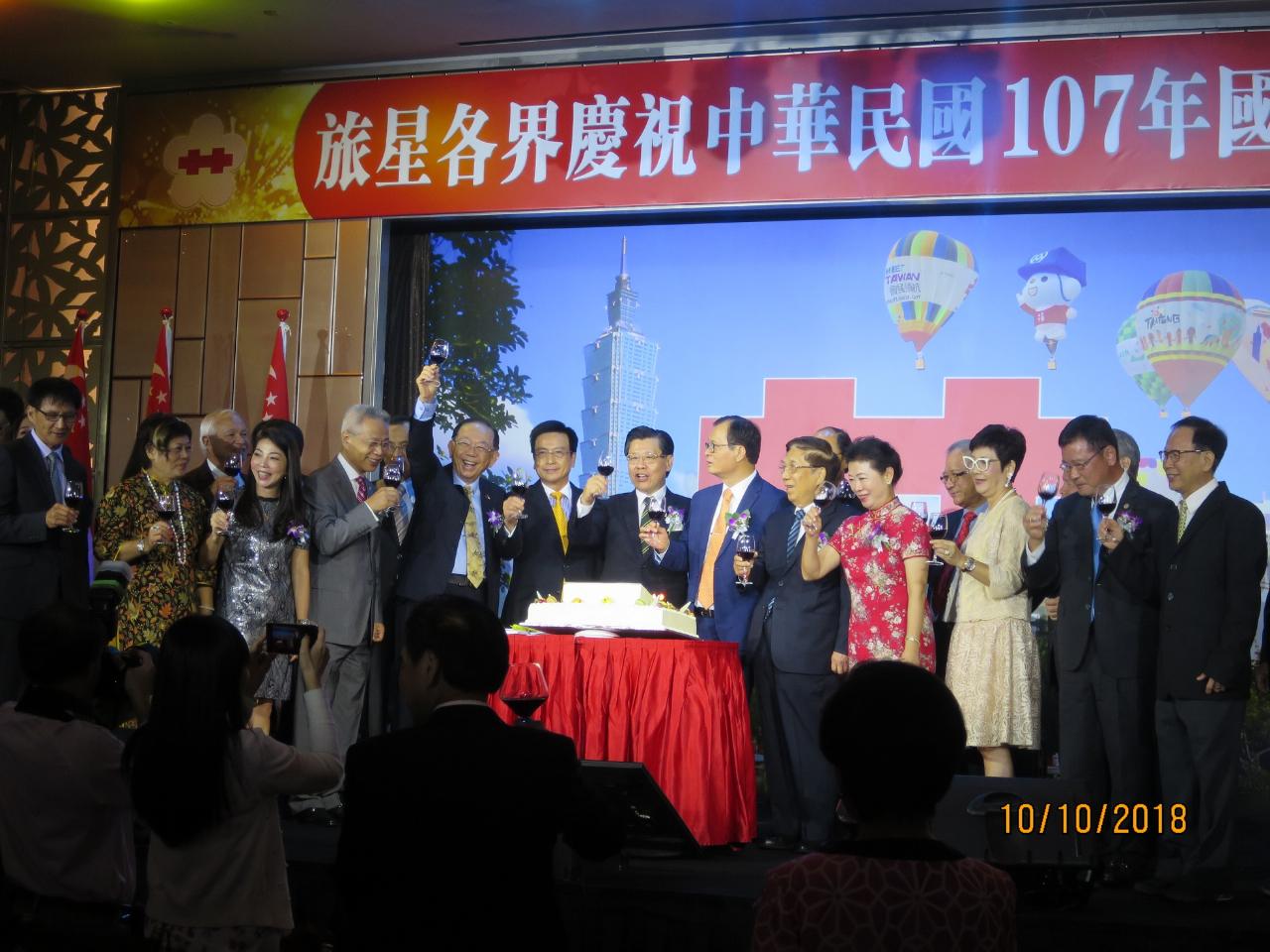 Representative Francis Liang (center) leading the “Yam Seng” toast with members of the Organizing Committee.