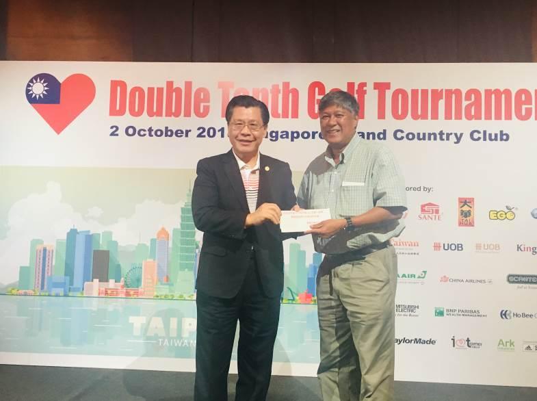 Representative Francis Liang (left) presenting a S$400 voucher to the lucky draw winner.