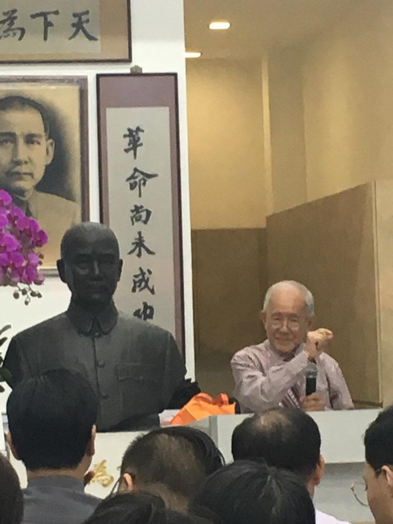 Mr. Lee Seng Tiong from the United Chinese Library speaking at the “Teo Eng Hock and the United Chinese Library” lecture held to commemorate Dr. Sun Yat Sen’s 153rd birth anniversary. (2018/11/11)