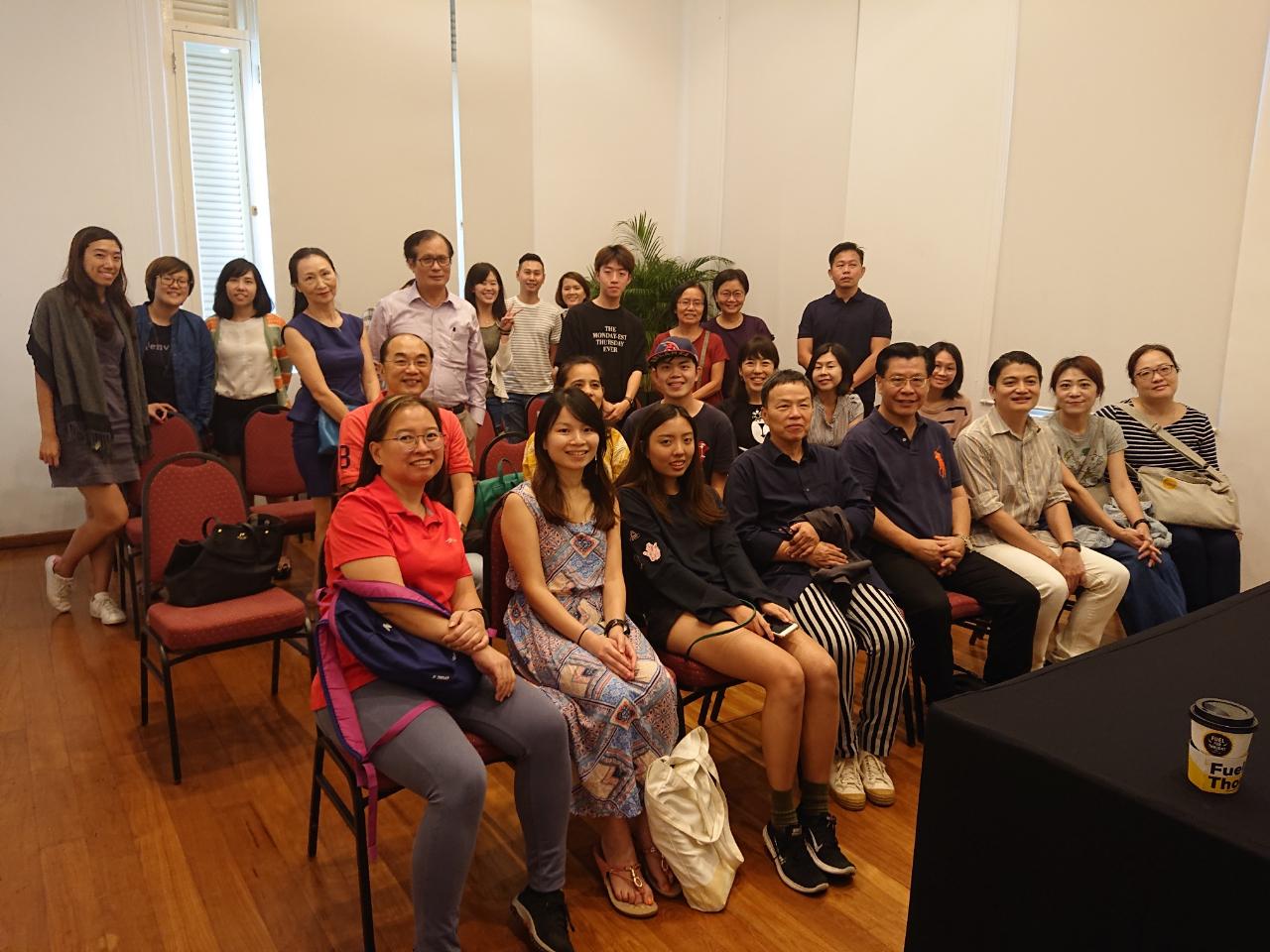 Director Wang Shaudi (front, fourth from left) sharing her personal stories at a talk held in conjunction with the Taiwan Animation Festival.(2018/11/17)