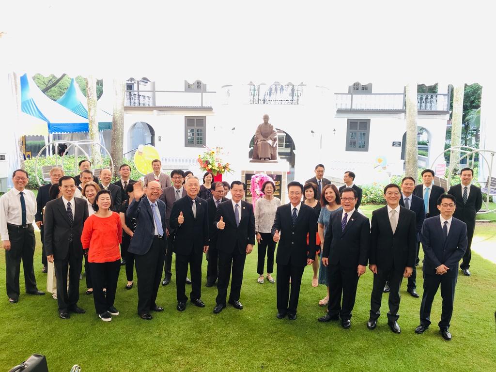 Group photo of Representative Francis Liang (front row, fifth from right) and distinguished attendees at Wan Qing Yuan to commemorate the 153rd birth anniversary of ROC Founding Father Dr. Sun Yat Sen. (2018/11/12)