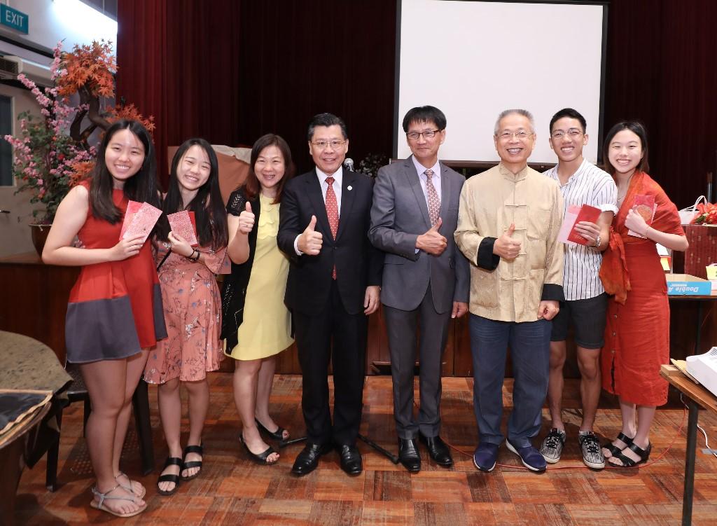 Group photo of Representative Francis Liang (fourth from left), ATUC’s President Mr. Goh Eng Whatt (fourth from right) and Vice President Mr. Heman Chen (third from right) with the 2019 ATUC Lunar New Year red packet recipients. 