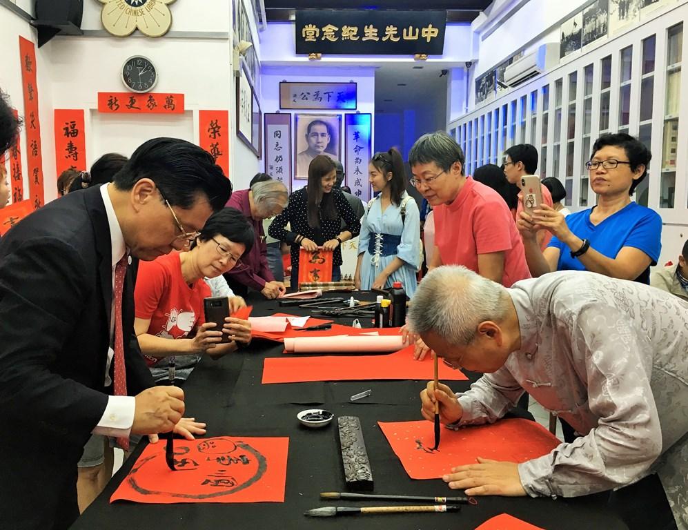 Representative Francis Liang (left) and Mr. Heman Chen, Senior advisor of the Overseas Community Affairs Council, writing auspicious Chinese New Year messages at the request of those present at the event. (2019/02/16)
