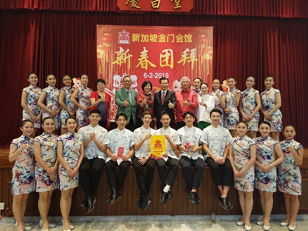 Representative Francis Liang (second row, center) with  Singapore Kim Mui Hoey Kuan’s President, Mr. Chua Kee Seng (second row, seventh from right) and the student performers from the National Taiwan University of Art Dance Department. (6th Feb. 2019)