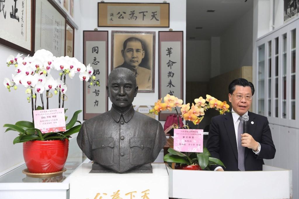 Representative Liang giving an address at the memorial service to commemorate the 94th death anniversary of Dr. Sun Yat-sen. (2019/03/12)
