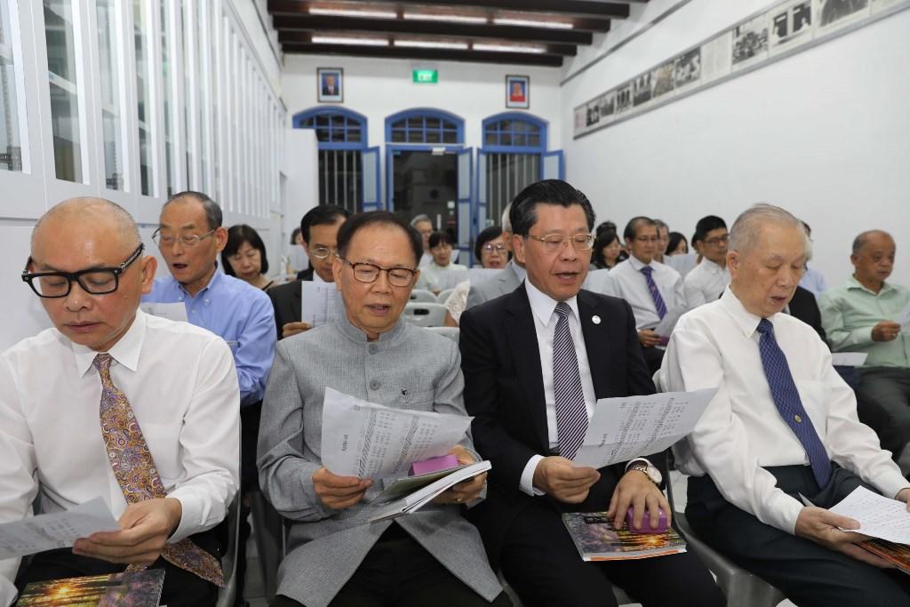 Representative Francis Liang (second from right) joined other VIPs in the singing of songs in memory of Dr. Sun Yat-sen. (2019/03/12)