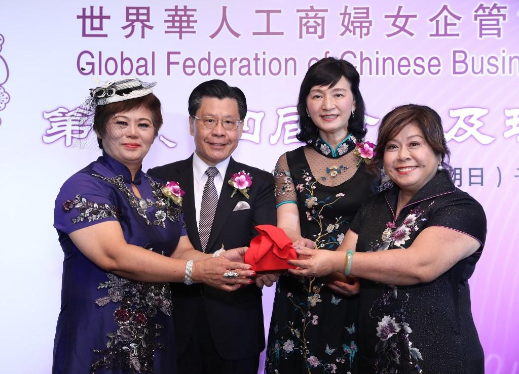 Representative Liang (2nd from left) presiding over the handover between the third and fourth President of the GFCBW at the inauguration ceremony. (2019/03/17)