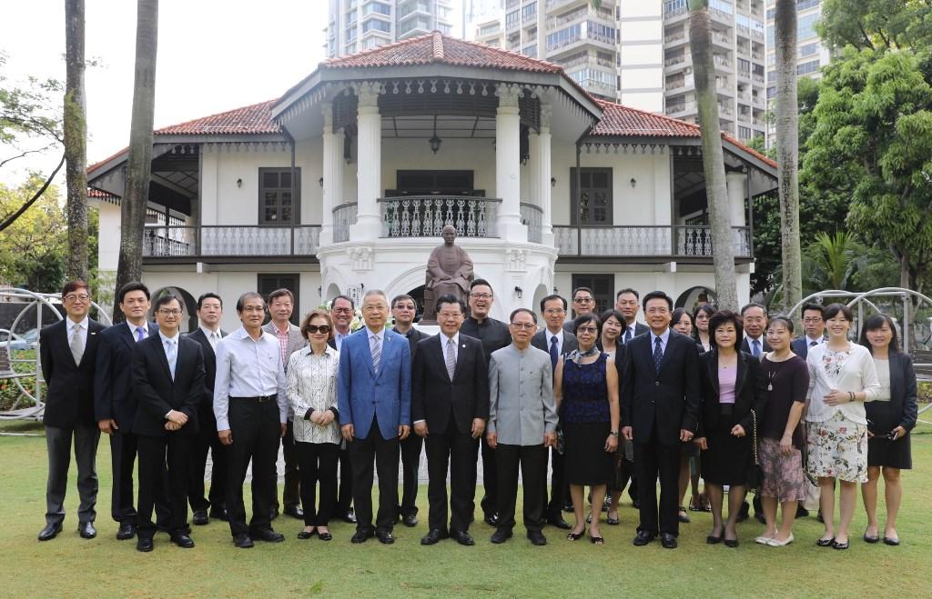 Group photo of Representative Francis Liang (front, seventh from right), and other attendees at the memorial service to commemorate Dr. Sun Yat-sen’s 94th death anniversary.