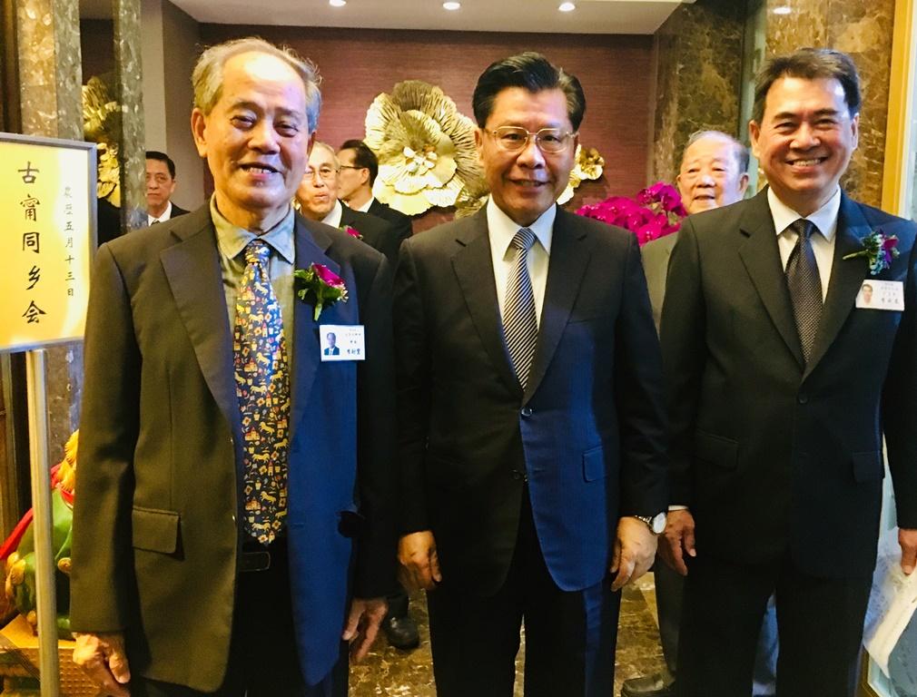 Representative Francis Liang (center) receiving a warm welcome from Mr. Lee Chye Hong (left), President of the Koh Leng Association on his arrival at the association’s anniversary celebration. (2019/06/15)