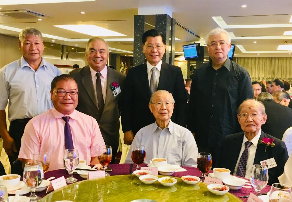 Representative Francis Liang (back row, second from right), Singapore’s Pioneer Cabinet Minister Ong Pang Boon (front, center) and other VIPs at the Koh Leng Association’s 69th anniversary celebration. (2019/06/15)