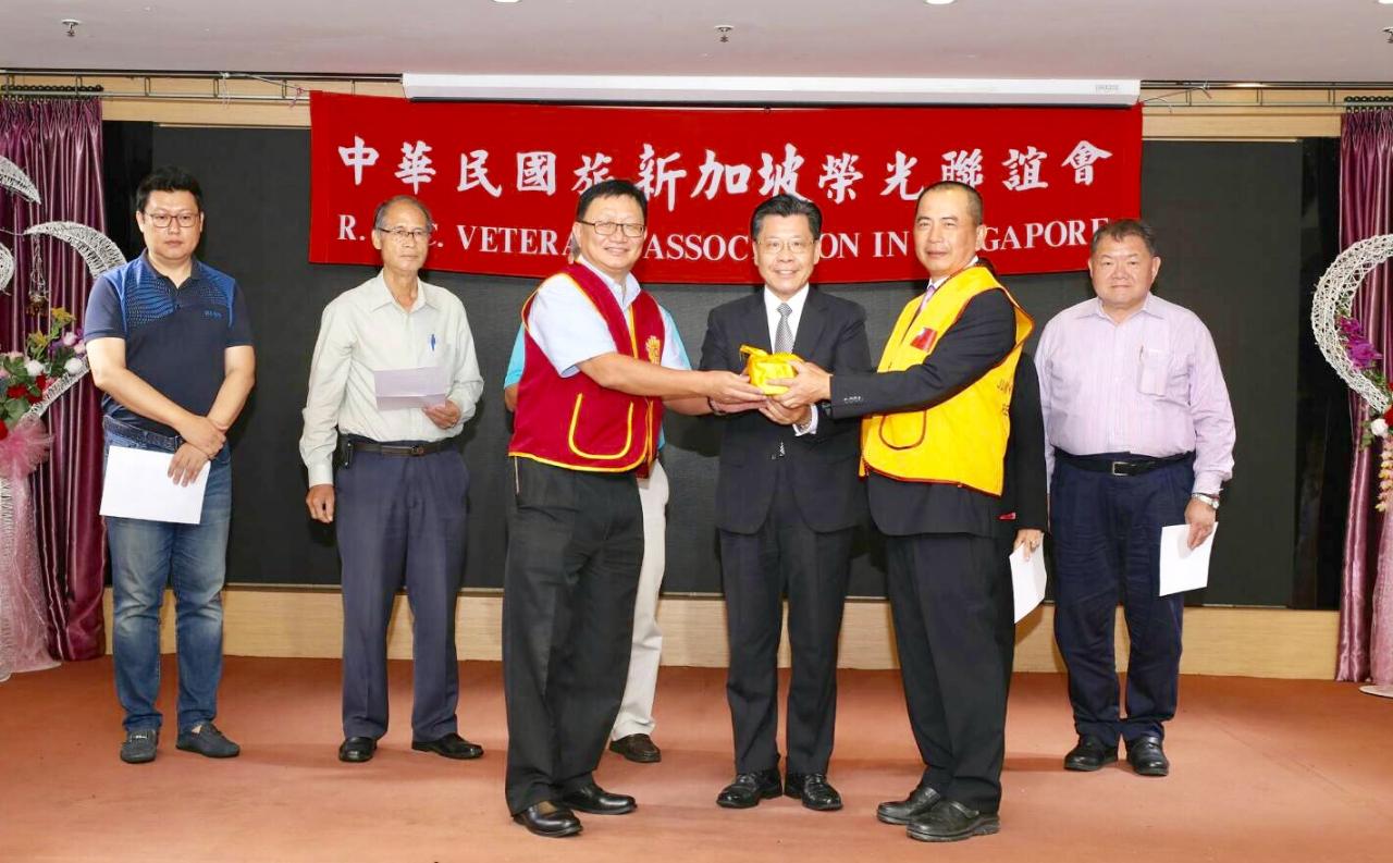 Representative Francis Liang (front row, center) witnessed the handover of official seal from the outgoing to the incoming chairman of the R.O.C. Veterans Association in Singapore. (2019/07/01)