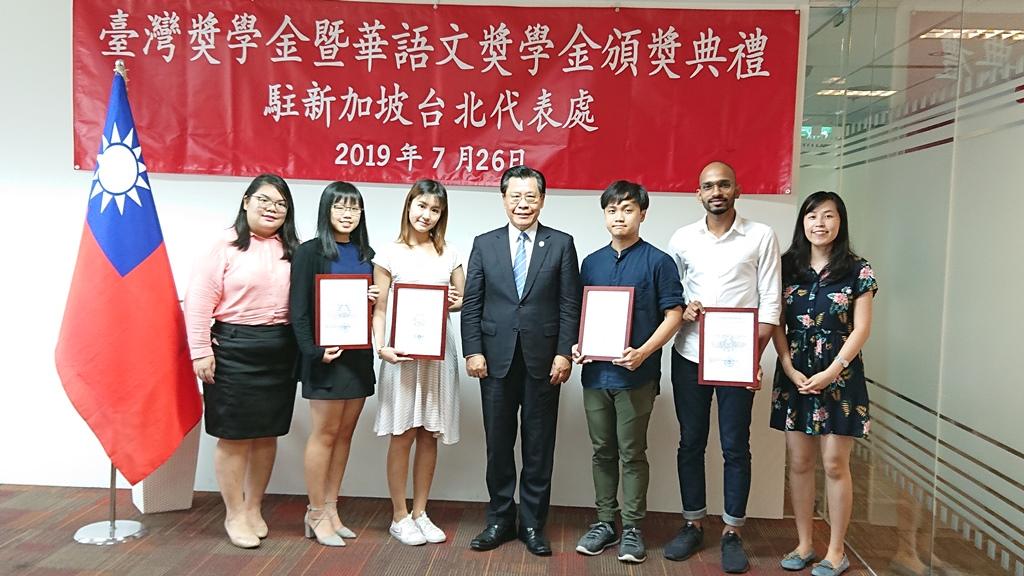Group photo of Representative Francis Liang (center) and the Singaporean recipients of the 2019 Taiwan Scholarship and Huayu (Mandarin) Enrichment Scholarship Awards (2019/07/26)
