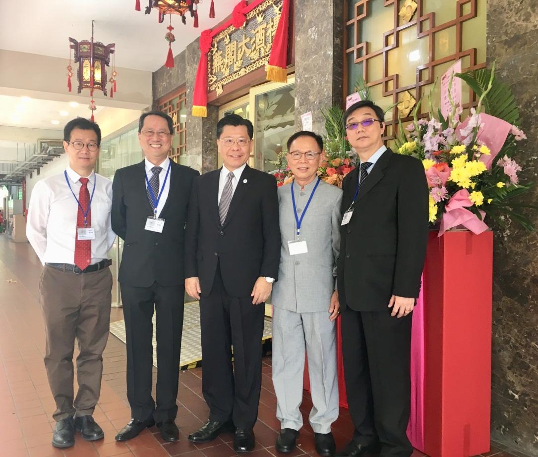 Group photo of Representative Liang (center) and the office bearers of the United Chinese Library (2019/08/04)
