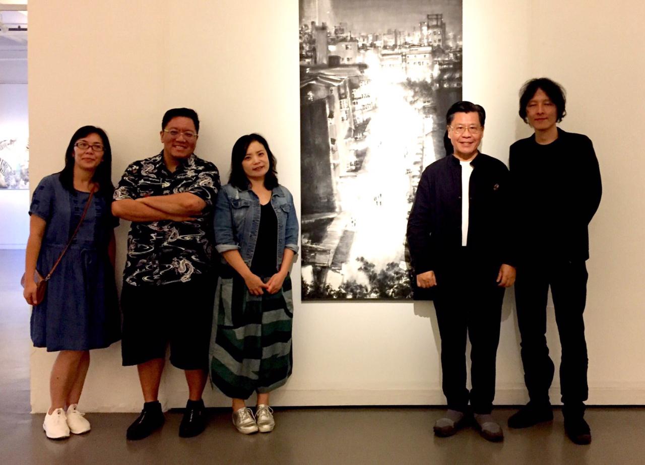 Representative Francis Liang with exhibition curator, Ms. Chang Ya-Wen (third from right) and artists Ho Huey-Chih (extreme left), Lin Bao-Ling (extreme right) and Liao Yu-An (second from left) at the “Taiwan in Full Bloom: Contemporary Arts of Taiwan” exhibition. (2019/10/05)