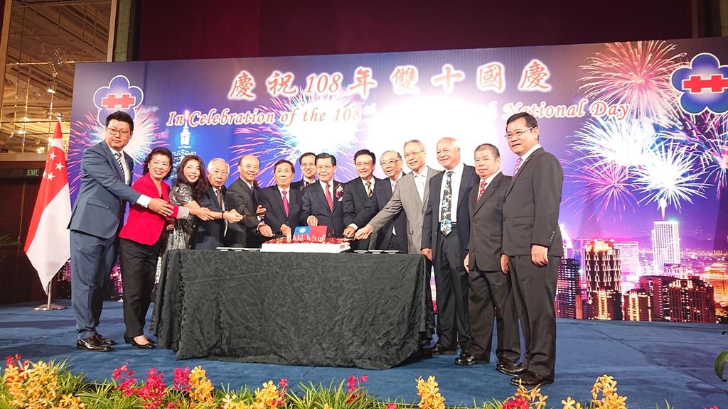 Group photo of Representative Francis Liang (seventh from right) and VIP guests at the cake-cutting ceremony during the ROC 108th Double Tenth National Day reception. (2019/10/10)

