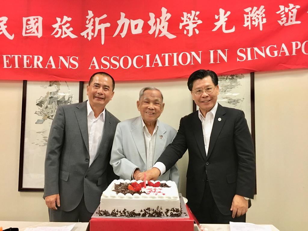 Representative Liang (right) with Mr. Jacob Su, chairman of the  R.O.C. Veterans Association in Singapore, and Mr He Yongdao (central) cutting the cake at the Veterans’ Day celebration. (2019/10/31)

