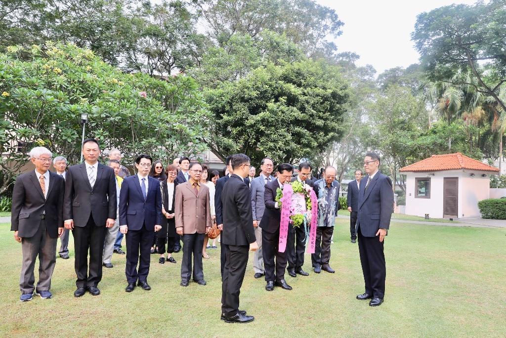 Representative Francis Liang offering flowers at the Memorial Ceremony to commemorate the 154th birth anniversary of ROC Founding Father Dr. Sun Yat Sen. (2019/11/12)