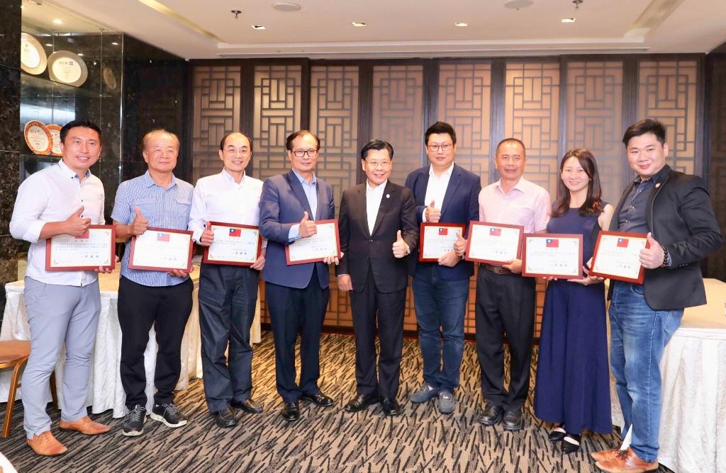 Representative Francis Liang presented a certificate of thanks to volunteers who had lent their time and support in various events in Singapore to commemorate the ROC 108th Double Tenth National Day. (2019/11/11)